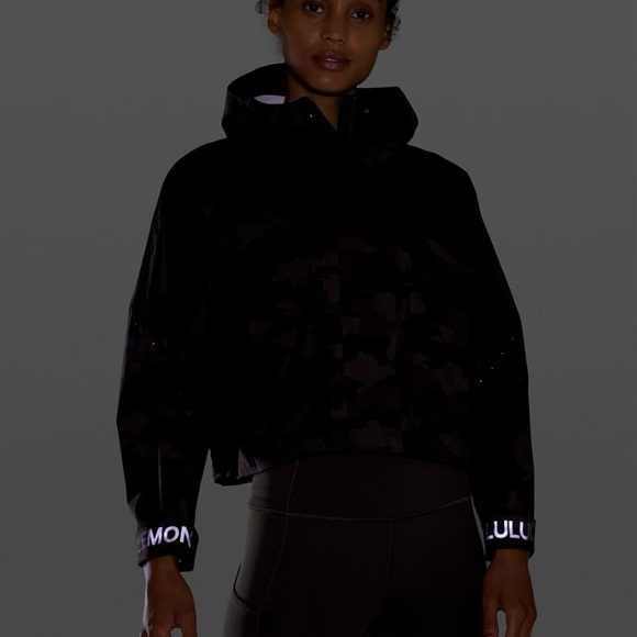 Lululemon Rain Chaser Cropped Jacket Heritage 365 Camo Deep Coal Size 6 - Picture 8 of 16